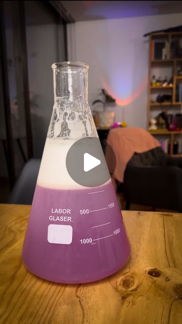 Cóctel morado de Halloween servido en un matraz de laboratorio