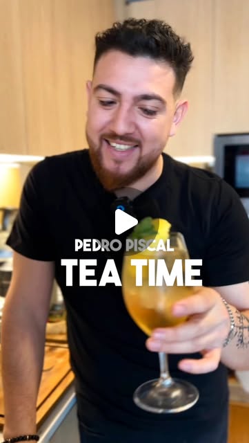 Rodrigo mostrando el trago Tea Time con Pedro Piscal